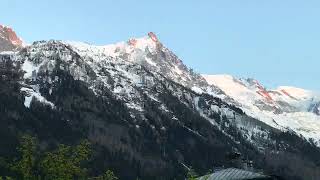 LA PLACE DU VILLAGELe coucher du soleil sur le MontBlanc [upl. by Marjory444]