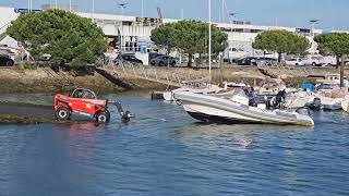 Comment mètre un bateau sur une remorque [upl. by Ardnasirk758]