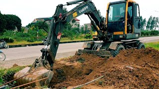 MÁY XÚC VOLVO EW 55 HỖ TRỢ THỢ SỬA ỐNG NƯỚC BỊ VỠ  EXCAVATOR VOLVO EW 55 HUU KHOAI TV [upl. by Sue375]