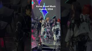 Taemin congratulating New Jeans on winning Artist of the Year at KGMA 2024 newjeans taemin [upl. by Rayner]