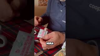 Pajaro Abre Bolsa de Azúcar con su Pico para el Té [upl. by Ocer185]