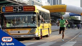 La carrera de Usain Bolt contra el Metrobus en la 9 de Julio [upl. by Esiahc]