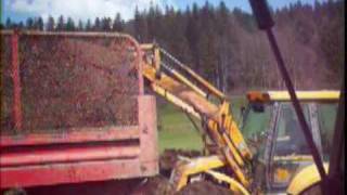 épandage de fumier dans le Doubs avec un fendt 930 et un tractopelle jcb [upl. by Maximilian]