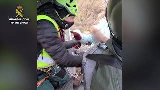 Rescate de 2 senderistas enriscados en una montaña de León [upl. by Eninahs766]