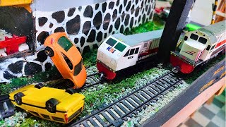 Merakit Kereta Api di Diorama Stasiun Gambir dan Berjalan Menabrak Mobil di Palang Pintu Kereta Api [upl. by Alya]