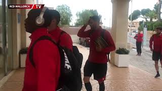 Concentración RCD Mallorca en Hotel Roc Illetas previa al Badalona [upl. by Rediah]