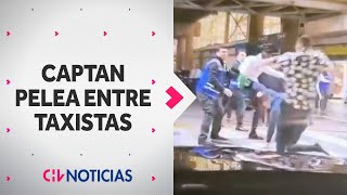 GRABAN FEROZ PELEA entre taxistas en el Aeropuerto de Santiago Uno quedó herido en el suelo [upl. by Meggs]