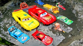 Gali Tanah Temukan Mainan Mobil Mobilan Mobil Disney Pixar Cars Lightning McQueen Cruz Ramirez [upl. by Wamsley]