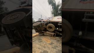 നിന്ന നിൽപ്പിൽ മറിഞ്ഞ ലോറി shortsfeed lorry vehicleaccident entertainment raodaccident [upl. by Oedama]