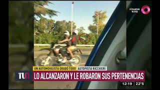 Motochorros armados le robaron a un motociclista en la Riccheri [upl. by Ydda534]