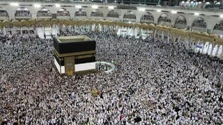 Migliaia di persone pregano intorno alla Kaaba alla Mecca [upl. by Nazarius]