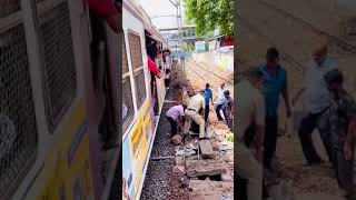 Andheri station p train k neeche a gyi mahila😭 [upl. by Paugh]