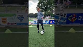 VoetbalSkill level 1 Dribbelen met het goede been [upl. by Sahpec859]