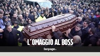 I funerali del boss delle cerimonie larrivo della bara in chiesa e lapplauso della folla [upl. by Tenney484]