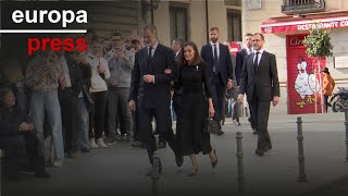 Los Reyes coinciden con Don Juan Carlos y Doña Sofía en el funeral de Fernando GómezAcebo [upl. by Ardet642]