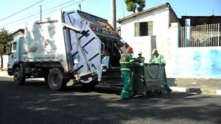 Caminhão de coleta de lixo em ItuSP coletando os contentores da Contemar Ambiental [upl. by Ollayos]