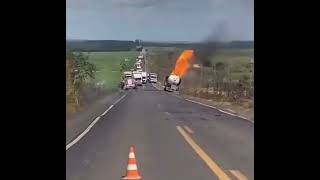 Un camionciterne rempli de gaz a explosé en une boule de feu sur une autoroute au Brésil [upl. by Yendys]