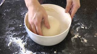 Zelf heerlijk pizzadeeg maken recept voor beginners [upl. by Edmon]