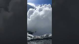 Une impressionnante avalanche sabat sur un chantier en Inde [upl. by Lamberto]