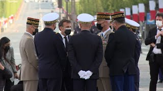 Commémoration du 8 mai  Emmanuel Macron s’affiche en chef des armées [upl. by Nhguavahs]