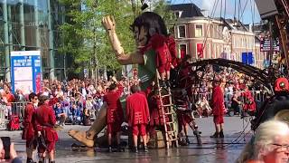 Ontwaken meisje en hond dl2  Reuzen van Royal de Luxe 17 aug Leeuwarden [upl. by Ellenaj]