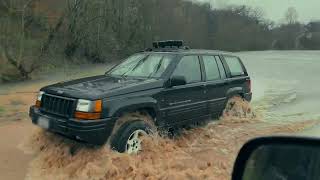 59 V8 JEEP GRAND CHEROKEE ZJ almost gets stuck [upl. by Loram]