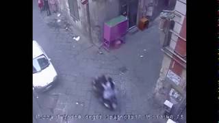 Orrore a Napoli video choc così il killer uccide davanti a tutti [upl. by Ateiluj600]