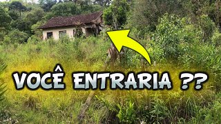 Casa abandonada no meio do mato com várias coisas antigas dentro [upl. by Eirrak28]