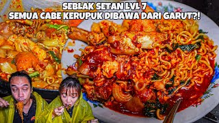 SEBLAK MIE NYEMEK SETAN LVL 7 GEROBAKAN 10RIBUAN SAMBIL UJAN UJANAN [upl. by Anerbas]