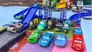 Clean up muddy minicars amp disney car convoys Thomas and Friends and Lightning McQueen [upl. by Donoghue]