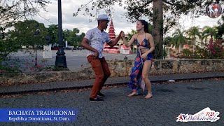 BAILANDO BACHATA TRADICONAL EN PAREJA 🎬🕺💃🎵  Rodolfo y Evi K  baile de calle República Dominicana [upl. by Taddeusz]