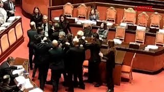 Premierato parapiglia in aula sospesa la seduta in Senato [upl. by Assirk]