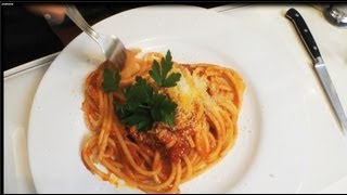 Włoski makaron z boczkiem i pomidorami amatriciana [upl. by Dinnie518]