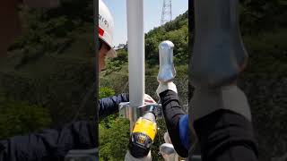 티이솔루션 TESolutions Stockbridge Damper Installation on a Hanger Cable  close up 180504 [upl. by Cusack97]