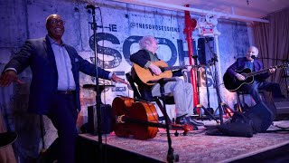 Paul Simon performs rare concert after hearing loss diagnosis with help from Bernie Williams [upl. by Hoeve973]