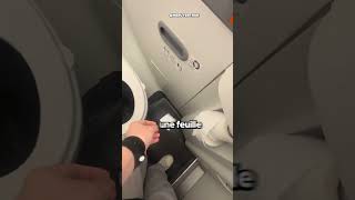 Elle A Découvert Un Truc Fou Dans Les Toilettes Dun Avion [upl. by Cedell]