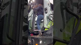 UNE AGRICULTRICE DECHAUME DANS UN TRACTEUR CLAAS  agriculturetracteurs🚜fendtagricultrices [upl. by Fabrianna]