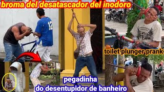 Broma del desatascador del inodoro  Pegadinha do desentupidor de banheiro  toilet plunger prank [upl. by Atirak20]