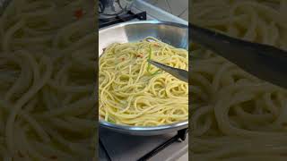 Spaghetti aglio olio e peperoncino 🇮🇹 primipiatti ricettefacili pasta food coocking recip [upl. by Civ826]