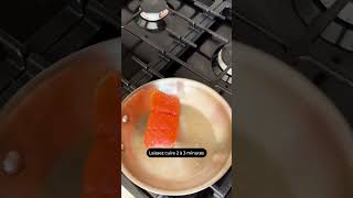 Comment cuisiner un pavé de saumon dans une poêle en inox [upl. by Sheryl605]