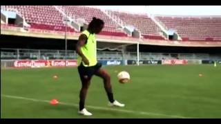 Ronaldinho Gaúcho Acertando na trave várias vezes de forma intencional [upl. by Laamak950]