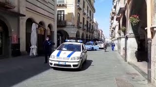 Coronavirus controlli in strada col megafono a Cava de Tirreni quotRimanete a casaquot [upl. by Sirromed193]