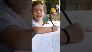 ESTA NIÑA LLORA PORQUE NO QUIERE REALIZAR LA TAREA virales argentina parati [upl. by Wickham]