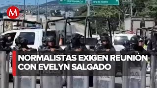 Presuntos normalistas de Ayotzinapa bloquean Autopista del Sol [upl. by Ilan]