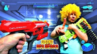 Vidéo de la bataille de Nerf Blaster Combat de deux clowns [upl. by Atiseret949]