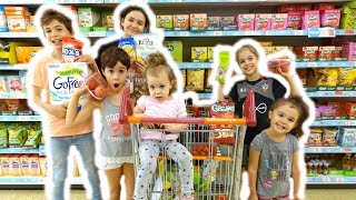 LETTING THE KIDS CHOOSE SNACK FOOD🍴 SHOPPING WITH 6 KIDS😱 25 VLOG [upl. by Eletnahc]