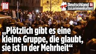 Wut wegen möglicher Impfpflicht – 14 Polizisten bei QuerdenkerDemo verletzt  Greiz Thüringen [upl. by Nibor]