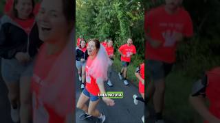 Se lleva a sus INVITADOS a CORRER antes de su BODA 👰‍♀️ boda bodas carrera maraton [upl. by Annoled193]