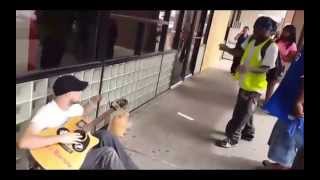 Un guitariste de rue et soudain cest le Jamming [upl. by Nnylassej]