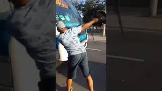 Homem vandalizando o ônibus da linha 864 Bangu x Campo Grande da Viação Jabour  ônibus [upl. by Efren122]